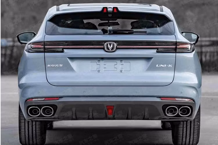 Trong khi đó, ở phía sau, xe được trang bị cánh gió mui độc đáo, cụm đèn hậu nối liền với nhau bằng dải đèn thanh mảnh ở giữa theo đúng mốt hiện nay và 4 ống xả chia đều sang hai bên. Đáng tiếc là hiện nội thất của Changan UNI-K vẫn chưa được công bố. Tuy nhiên, qua hình ảnh "chụp lén", có thể thấy mẫu xe này được trang bị màn hình LCD dài và hẹp trong bảng đồng hồ kỹ thuật số, tương tự Changan Vision-V Concept. Tuy nhiên, so với phiên bản concept, màn hình này nằm cao hơn, giúp người lái không cần phải nhìn qua vô lăng để quan sát nữa.