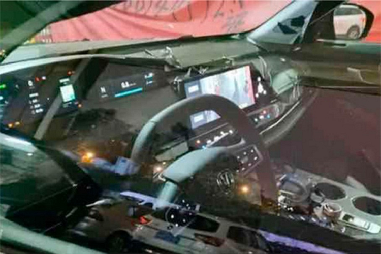 Bên ngoài, Changan UNI-K sở hữu thiết kế khá độc đáo. Trên đầu xe xuất hiện lưới tản nhiệt được thiết kế gợi liên tưởng đến vẩy cá lạ mắt đồng thời tạo cảm giác công nghệ cao cho xe. Thêm vào đó là cụm đèn pha thanh mảnh và dải đèn LED định vị ban ngày với thiết kế 3 chạc. Vòng sang bên sườn, chúng ta sẽ thấy đường vai xe nằm cao, cửa sổ khá hẹp và bộ vành cỡ lớn. Ngoài ra, Changan UNI-K còn được trang bị tay nắm cửa có thể bật ra/thu vào thân xe, vừa tăng tính khí động lực học vừa tạo sự liền lạc cho sườn xe.