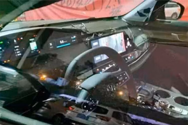 Bên ngoài, Changan UNI-K sở hữu thiết kế khá độc đáo. Trên đầu xe xuất hiện lưới tản nhiệt được thiết kế gợi liên tưởng đến vẩy cá lạ mắt đồng thời tạo cảm giác công nghệ cao cho xe. Thêm vào đó là cụm đèn pha thanh mảnh và dải đèn LED định vị ban ngày với thiết kế 3 chạc. Vòng sang bên sườn, chúng ta sẽ thấy đường vai xe nằm cao, cửa sổ khá hẹp và bộ vành cỡ lớn. Ngoài ra, Changan UNI-K còn được trang bị tay nắm cửa có thể bật ra/thu vào thân xe, vừa tăng tính khí động lực học vừa tạo sự liền lạc cho sườn xe.