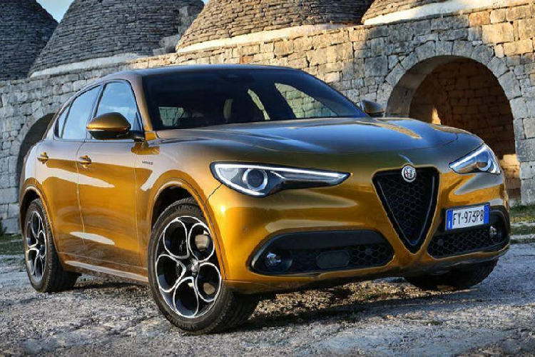 3. Alfa Romeo Stelvio (giá khởi điểm: 41.400 USD)