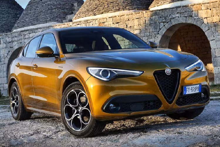 3. Alfa Romeo Stelvio (giá khởi điểm: 41.400 USD)