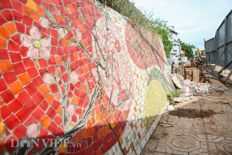 Nhằm phục vụ dự án, con đường gốm sứ sẽ bị phá hơn 600m do nằm trong phạm vi công trình. Trong đó có những đoạn tranh gốm như phố cổ Bùi Xuân Phái, đoạn tranh Tổ chức Lao động Thế giới ILO,…