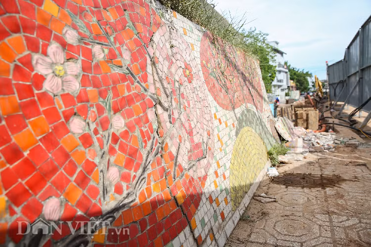 Nhằm phục vụ dự án, con đường gốm sứ sẽ bị phá hơn 600m do nằm trong phạm vi công trình. Trong đó có những đoạn tranh gốm như phố cổ Bùi Xuân Phái, đoạn tranh Tổ chức Lao động Thế giới ILO,…