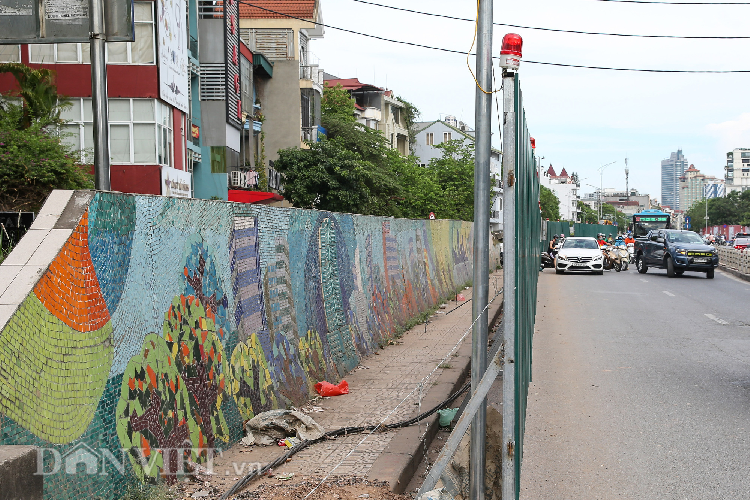 Đáng chú ý, giai đoạn 2 của Dự án có hạng mục xây dựng tường chắn bê tông cốt thép bên phải (phía ngoài đê) để thay thế một phần đê đất, kết hợp với mở rộng mặt đường đê, cải tạo và chỉnh trang hệ thống đường gom dân sinh hai bên. 