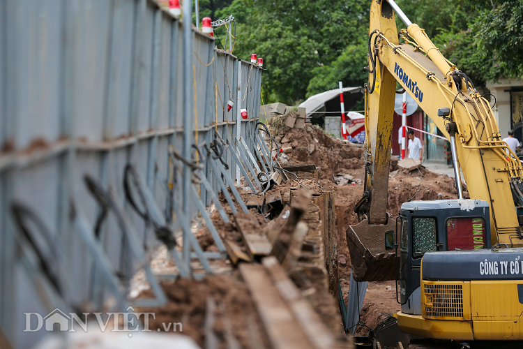 Con đường gốm sứ ven sông Hồng Hà Nội chính thức khởi công năm 2007 và hoàn thành vào tháng 10/2010. Đây là công trình nghệ thuật kỷ niệm 1000 năm Thăng Long - Hà Nội. 