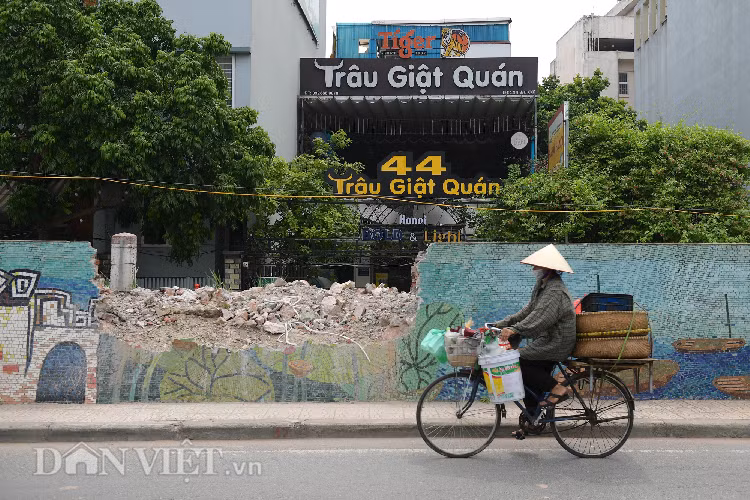 Một đoạn tranh gốm sứ đã bị đục vỡ ngổn ngang cả mảng trên đường Âu Cơ.