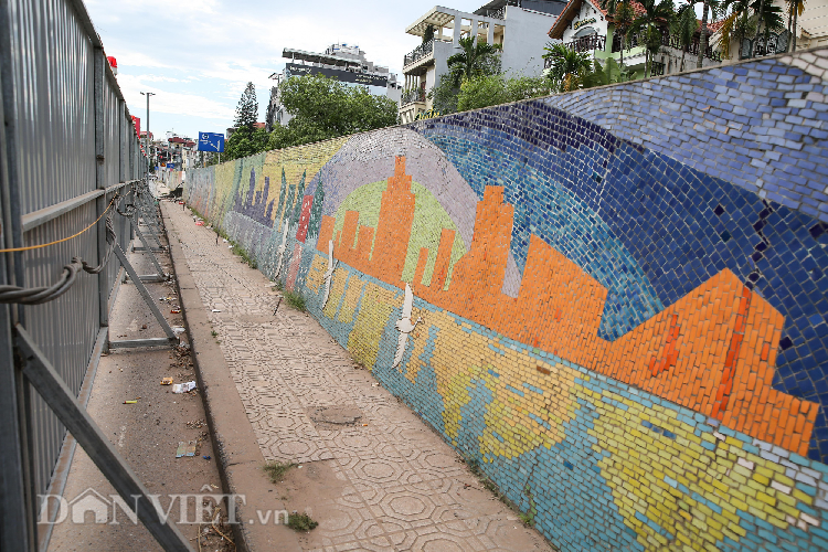 Tổ chức Guinness thế giới đã công nhận đây là bức tranh gốm dài nhất thế giới, công trình dài gần 4km với diện tích khoảng 6.500m2, đi qua các quận Tây Hồ, Ba Đình, Hoàn Kiếm và Hai Bà Trưng.