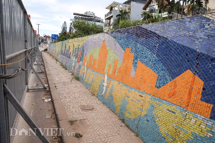 Tổ chức Guinness thế giới đã công nhận đây là bức tranh gốm dài nhất thế giới, công trình dài gần 4km với diện tích khoảng 6.500m2, đi qua các quận Tây Hồ, Ba Đình, Hoàn Kiếm và Hai Bà Trưng.