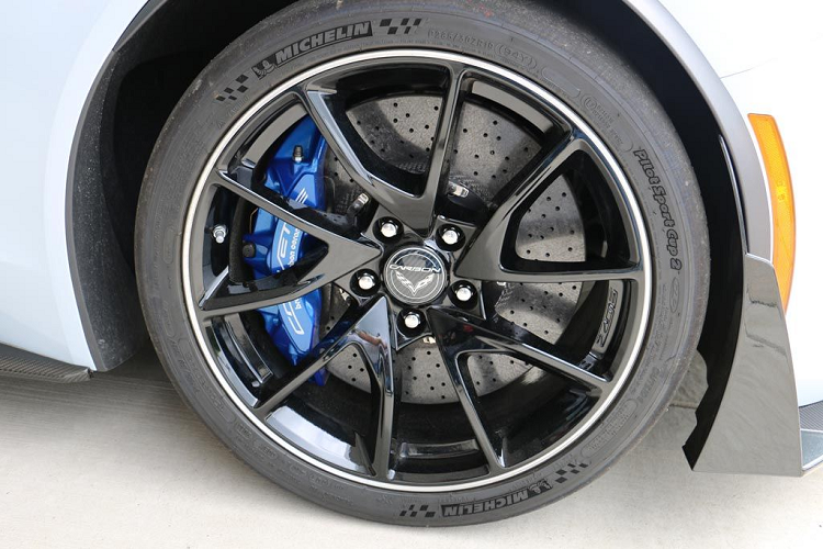 Ví dụ, trang tin tức Car and Driver, trong quá trình chạy thử dài 64 000 km với chiếc C7 Grand Sport, cũng đã từng phải sửa tới… 6 chiếc vành. Bên cạnh đó, các câu chuyện chia sẻ về sự cố nứt / vỡ vành cũng dễ dàng được tìm thấy trên các diễn đàn bởi chính người sử dụng Corvette.