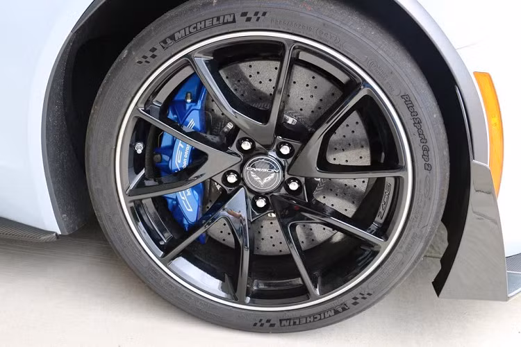 Ví dụ, trang tin tức Car and Driver, trong quá trình chạy thử dài 64 000 km với chiếc C7 Grand Sport, cũng đã từng phải sửa tới… 6 chiếc vành. Bên cạnh đó, các câu chuyện chia sẻ về sự cố nứt / vỡ vành cũng dễ dàng được tìm thấy trên các diễn đàn bởi chính người sử dụng Corvette.