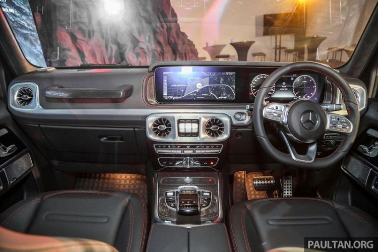 Các trang bị đáng chú ý khác của Mercedes-Benz G350d tại thị trường Malaysia gồm có tấm bảo vệ gầm màu bạc, ốp bảo vệ thân xe, kẹp phanh có chữ Mercedes-Benz, đèn pha Multibeam LED, cửa sổ trời trượt và kính chắn gió có chức năng sấy.