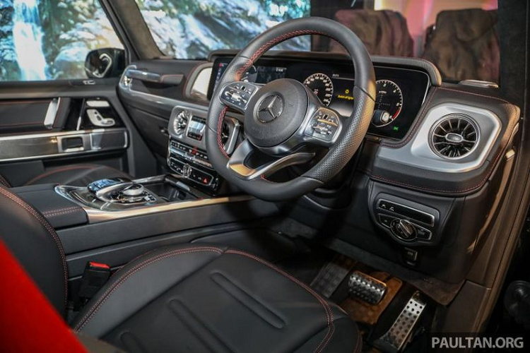 Tương tự như các thị trường khác, G350d tại Malaysia cũng có bộ chọn Dynamic Select gồm 5 chế độ lái cung cấp các thiết lập khác nhau của động cơ, hộp số, hệ thống treo và các mức độ thể thao khác nhau, để phù hợp với từng điều kiện lái xe cũng như sở thích của người cầm vô lăng.