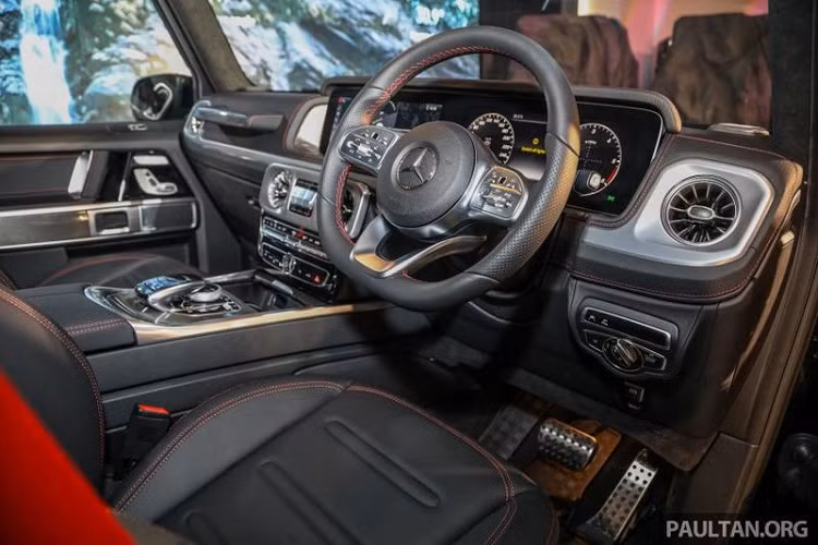 Tương tự như các thị trường khác, G350d tại Malaysia cũng có bộ chọn Dynamic Select gồm 5 chế độ lái cung cấp các thiết lập khác nhau của động cơ, hộp số, hệ thống treo và các mức độ thể thao khác nhau, để phù hợp với từng điều kiện lái xe cũng như sở thích của người cầm vô lăng.