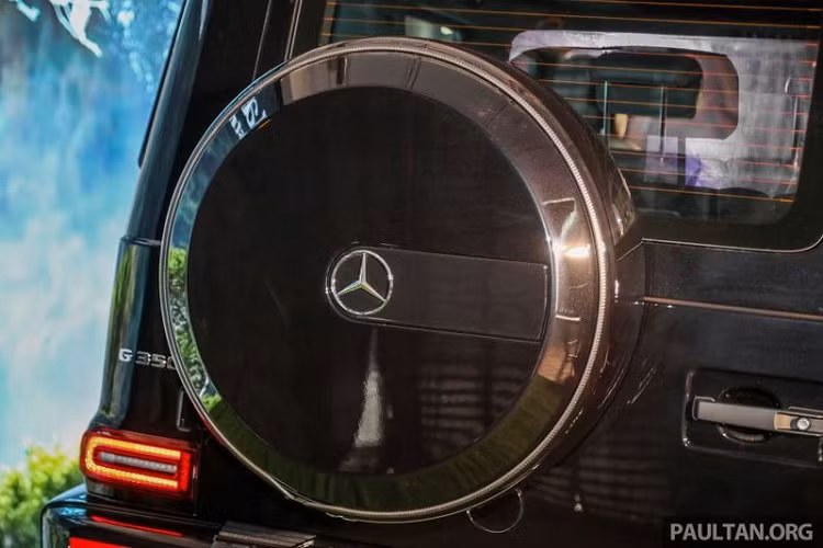 Gói AMG Night cũng bao gồm các cửa chớp trên lưới tản nhiệt mới, bánh xe dự phòng và các chi tiết trang trí cản sơn đen mờ. Ngoài ra, khách hàng có thể mua thêm gói Stainless Steel để bổ sung cho chiếc SUV địa hình bệ đỡ chân ở ngưỡng cửa và ốp bảo vệ ngưỡng cửa bằng thép không gỉ.