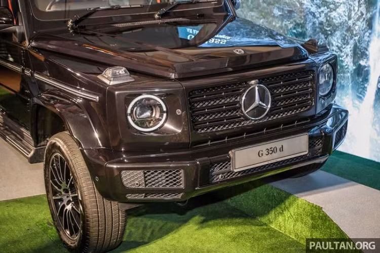 Mercedes-Benz G350d thế hệ mới sở hữu hệ thống treo với giảm xóc điều chỉnh chủ động và giá đỡ động cơ chủ động - lần đầu tiên được sử dụng trong động cơ dầu diesel của một chiếc G-Wagen, các giá đỡ sẽ tự động cứng chắc hơn khi xe di chuyển ở tốc độ cao nhằm cải thiện sự thoải mái khi xe di chuyển nhanh.