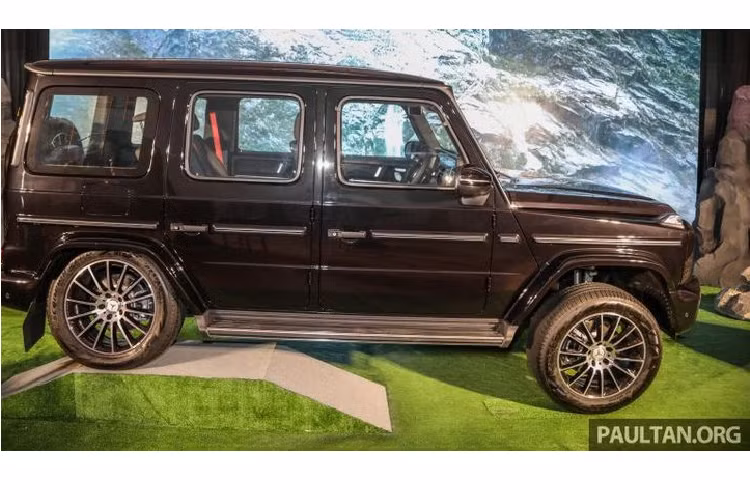 Phiên bản G350d của Malaysia được trang bị mâm xe đa chấu hợp kim nhẹ AMG kích thước 20 inch cùng gói ngoại thất AMG Line và Gói AMG Night cải thiện tầm nhìn vào ban đêm, bổ sung các nâng cấp cho đèn báo, đèn lùi và đèn pha.