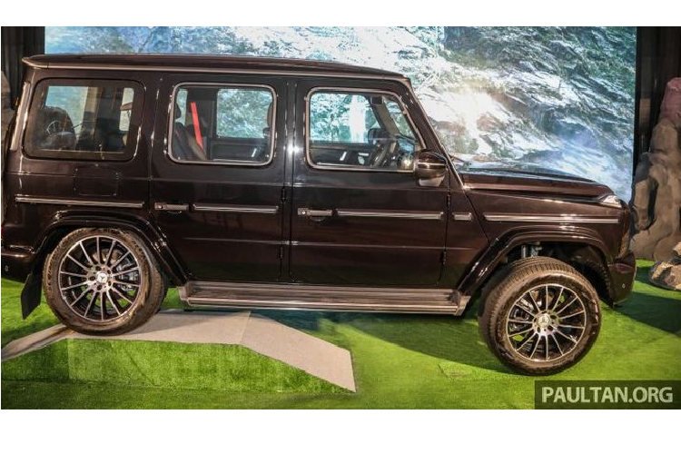 Phiên bản G350d của Malaysia được trang bị mâm xe đa chấu hợp kim nhẹ AMG kích thước 20 inch cùng gói ngoại thất AMG Line và Gói AMG Night cải thiện tầm nhìn vào ban đêm, bổ sung các nâng cấp cho đèn báo, đèn lùi và đèn pha.