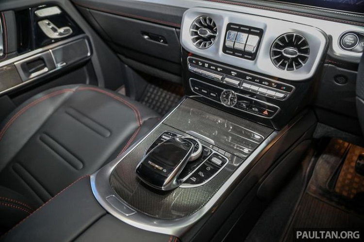 Mercedes-Benz G350d được trang bị nhiều công nghệ an toàn và hỗ trợ lái tiên tiến, có thể kể đến như hỗ trợ phanh chủ động với phanh khẩn cấp tự động, hỗ trợ khoảng cách chủ động Distronic giữa các xe khi đang lưu thông trên đường, hỗ trợ đỗ xe với Parktronic và gói đỗ xe với camera lùi cùng nhiều tính năng khác.