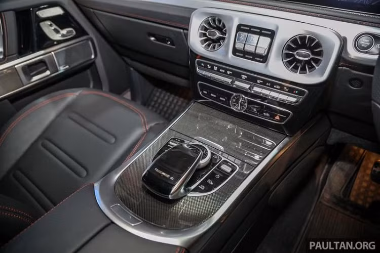 Mercedes-Benz G350d được trang bị nhiều công nghệ an toàn và hỗ trợ lái tiên tiến, có thể kể đến như hỗ trợ phanh chủ động với phanh khẩn cấp tự động, hỗ trợ khoảng cách chủ động Distronic giữa các xe khi đang lưu thông trên đường, hỗ trợ đỗ xe với Parktronic và gói đỗ xe với camera lùi cùng nhiều tính năng khác.