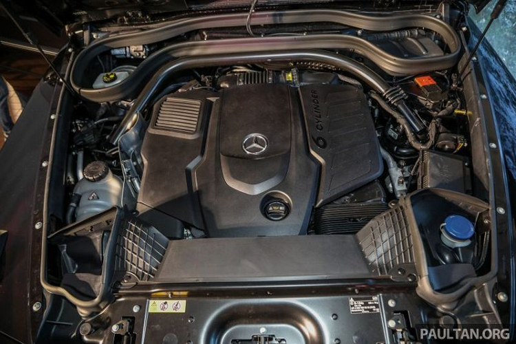 Sức mạnh được gửi đến các bánh xe thông qua hộp số tự động 9 cấp 9G-Tronic và hệ dẫn động 4 bánh toàn thời gian phân chia mô-men xoắn theo tỷ lệ 40:60. G350d có thể tăng tốc từ 0 - 100 km/h trong 7,4 giây, tốc độ tối đa đạt 199 km/h.