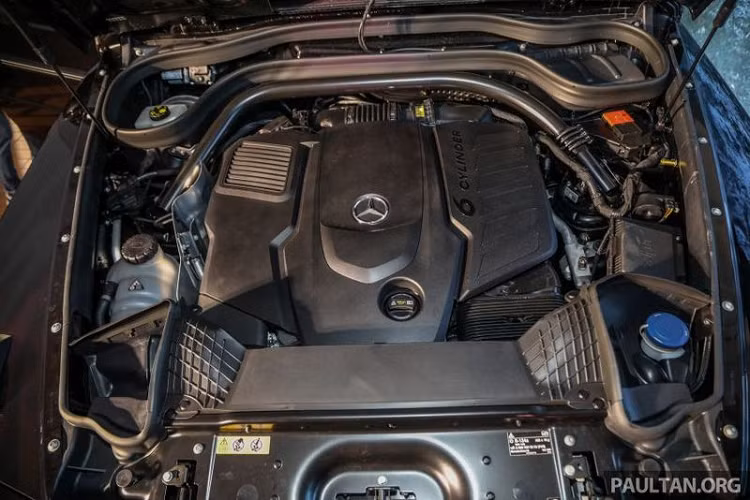 Sức mạnh được gửi đến các bánh xe thông qua hộp số tự động 9 cấp 9G-Tronic và hệ dẫn động 4 bánh toàn thời gian phân chia mô-men xoắn theo tỷ lệ 40:60. G350d có thể tăng tốc từ 0 - 100 km/h trong 7,4 giây, tốc độ tối đa đạt 199 km/h.