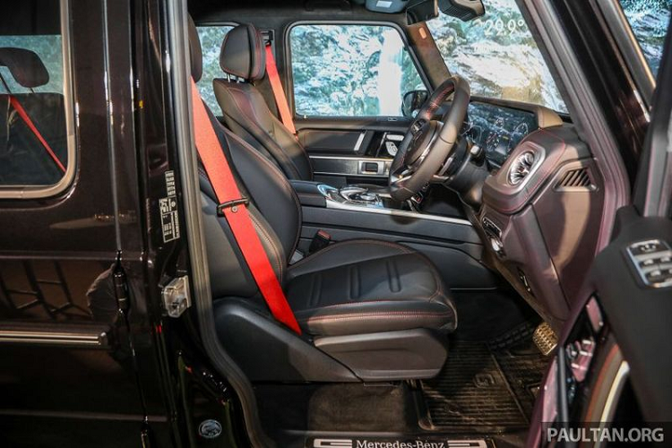 Di chuyển vào bên trong, xe sở hữu khoang nội thất Exclusive với lót trần màu đen Dynamic nhiều chi tiết trang trí bằng kim loại, ghế da màu đen cùng một số bộ phận màu đỏ tương phản như dây đai an toàn và các đường chỉ khâu xuất hiện quanh cabin. Bên cạnh đó, xe còn có vô lăng đa chức năng bọc da Nappa, hệ thống Comand Online và dàn âm thanh vòm Burmester.