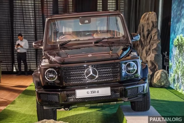 Tại Malaysia, giá xe Mercedes-Benz G350d từ 999.888 RM (khoảng 5,6 tỷ đồng), rẻ hơn đáng kể so với AMG G63 có giá từ 1.464.888 RM (khoảng 8,2 tỷ đồng), xe được nhập khẩu nguyên chiếc .