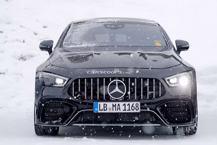 Ngoài ra, thiết kế body của 2 mẫu siêu xe Mercedes-AMG GT là khá giống nhau, ngoại trừ bộ cản sau. Mặc dù bị che phủ bởi lớp ngụy trang, chiếc xe vẫn để lộ phần cổng sạc trên bộ cản sau, ngay bên dưới cụm đèn hậu trái, theo quan sát trực tiếp từ các phóng viên.