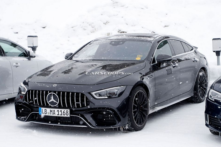 Nhìn vào mặt trước, bản thử nghiệm của Mercedes-AMG GT 73 2021 mới dường như không có sự khác biệt so với mẫu xe đàn em GT 63. Hai thay đổi lớn, dễ nhận biết chính là tấm lưới tản nhiệt Panamericana cỡ lớn và các khe hút gió to bản.
