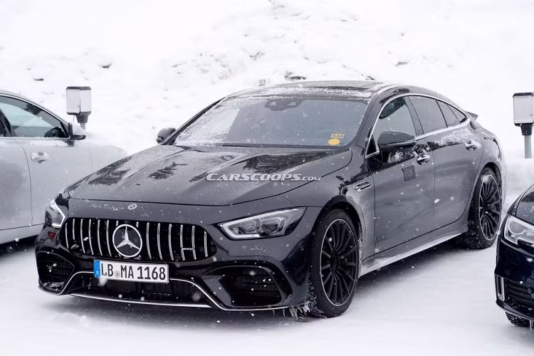Nhìn vào mặt trước, bản thử nghiệm của Mercedes-AMG GT 73 2021 mới dường như không có sự khác biệt so với mẫu xe đàn em GT 63. Hai thay đổi lớn, dễ nhận biết chính là tấm lưới tản nhiệt Panamericana cỡ lớn và các khe hút gió to bản.