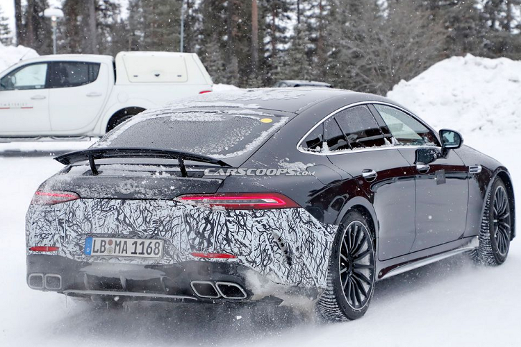 Chi tiết này càng trở nên đáng tin cậy hơn khi vị trí ¾ phía trước và sau đều không xuất hiện với cổng sạc như nhiều chiếc plug-in hybrid khác.