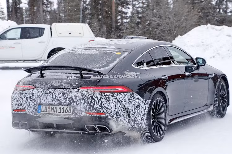 Chi tiết này càng trở nên đáng tin cậy hơn khi vị trí ¾ phía trước và sau đều không xuất hiện với cổng sạc như nhiều chiếc plug-in hybrid khác.