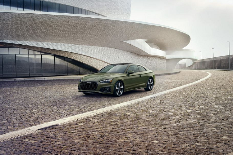 Ở những vị trí khác, các nhà thiết kế của hãng xe sang Audi cũng tỉ mỉ trang bị một cản trước mới với các khe hút gió lớn hơn. Chiếc xe cũng thể thao hơn với bộ vây bên tái thiết kế và phần đuôi xe sửa đổi với bộ khuếch tán được đặt cạnh cụm ống xả hình thang.