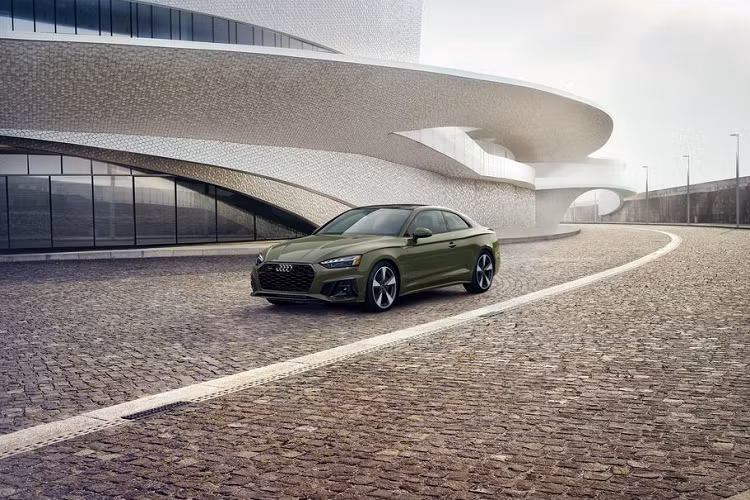 Ở những vị trí khác, các nhà thiết kế của hãng xe sang Audi cũng tỉ mỉ trang bị một cản trước mới với các khe hút gió lớn hơn. Chiếc xe cũng thể thao hơn với bộ vây bên tái thiết kế và phần đuôi xe sửa đổi với bộ khuếch tán được đặt cạnh cụm ống xả hình thang.