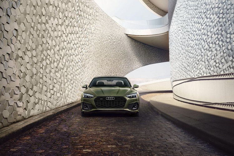 Với mức giá từ 42.900 USD (khoảng 994 triệu đồng), phiên bản tiêu chuẩn được trang bị hệ thống đèn chiếu sáng LED, cửa sổ trời toàn cảnh và hệ thống điều hòa ba vùng độc lập. Audi ngoài ra cũn tỉ mỉ trang bị hệ thống đèn viền nội thất, viền nhôm tối màu và hàng ghế trước thể thao bọc da chỉnh điện 8 hướng tích hợp chức năng sưởi.