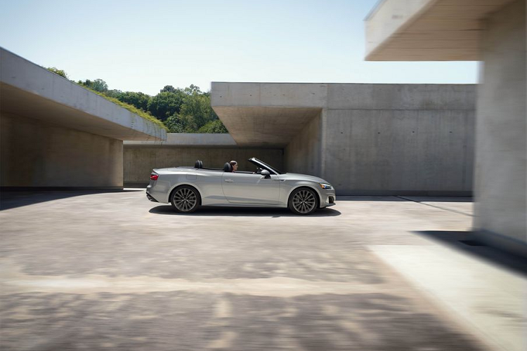 Trái với ngoại thất, khoang nội thất xuất hiện với ít sự thay đổi hơn bao gồm hệ thống thông tin giải trí MIB 3 hoàn toàn mới với màn hình 10,1-inch. Audi cho biết hệ thống này hoạt động nhanh hơn gấp 10 lần so với thế hệ tiền nhiệm và điều này mang lại trải nghiệm tổng thể tốt hơn cho người dùng.