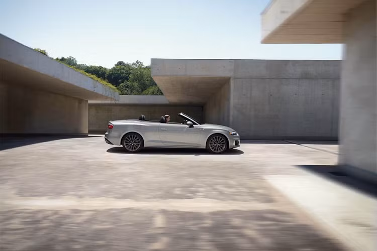 Trái với ngoại thất, khoang nội thất xuất hiện với ít sự thay đổi hơn bao gồm hệ thống thông tin giải trí MIB 3 hoàn toàn mới với màn hình 10,1-inch. Audi cho biết hệ thống này hoạt động nhanh hơn gấp 10 lần so với thế hệ tiền nhiệm và điều này mang lại trải nghiệm tổng thể tốt hơn cho người dùng.