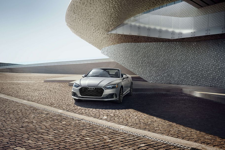 Được lên kế hoạch cập bến các đại lý vào mùa đông này, mẫu xe Audi A5 2020 mới sở hữu một tấm lưới tản nhiệt Singleframe rộng hơn và phẳng hơn với họa tiết hình tổ ong. Đặc biệt hơn, thế hệ tiếp nối này được trang bị thanh thông hơi đặt ngay trên cụm lưới tản nhiệt – một thiết kế gợi nhiều “thương nhớ” tới chiếc Sport Quattro từ 1984.