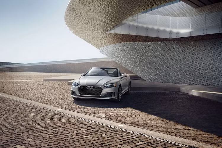 Được lên kế hoạch cập bến các đại lý vào mùa đông này, mẫu xe Audi A5 2020 mới sở hữu một tấm lưới tản nhiệt Singleframe rộng hơn và phẳng hơn với họa tiết hình tổ ong. Đặc biệt hơn, thế hệ tiếp nối này được trang bị thanh thông hơi đặt ngay trên cụm lưới tản nhiệt – một thiết kế gợi nhiều “thương nhớ” tới chiếc Sport Quattro từ 1984.