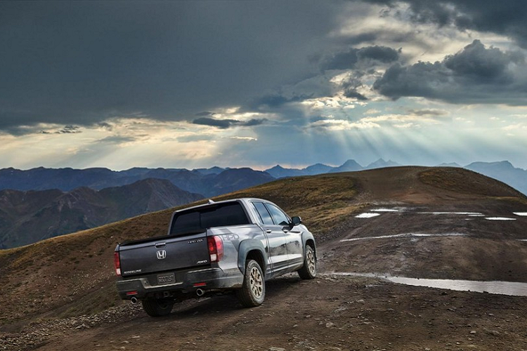 Tại thị trường Mỹ, Honda Ridgeline 2021 là một trong số ít những mẫu xe bán tải sử dụng khung gầm liền khối giống ô tô con. Trong tương lai, Honda Ridgeline sẽ có thêm một đối thủ trực tiếp là Hyundai Santa Cruz. Hiện giá xe Honda Ridgeline 2021 vẫn chưa được công bố.