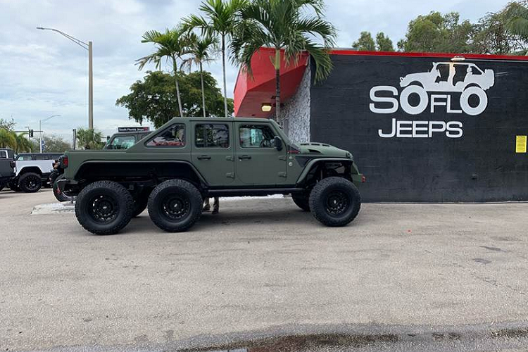 Đây không phải là lần đầu tiên chúng ta được thấy một chiếc Jeep 6x6, nhưng những nỗ lực trước đây thường được trang bị động cơ Hellcat và mang tính trưng bày hơn là lái thực dụng. SoFlo E 6x6 Jeep Wrangler là một sản phẩm khác biệt bởi nó sẵn sàng đấu đối cả bối cảnh hậu thảm họa như trong phim Hollywood, với nhiều trang bị độ tập trung vào hệ thống treo và hệ truyền động để đảm bảo chúng sẽ chống chịu được những thử thách khó khăn nhất.