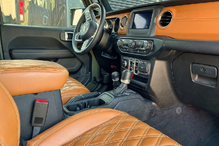 Nhưng công ty Mỹ mang tên SoFlo Jeeps cảm thấy Wrangler là ứng viên thích hợp nhất cho một phương tiện 6x6, hoàn thiện với một động cơ tăng áp dầu hybrid với thừa lực mô-men xoắn để bất chấp mọi thứ.