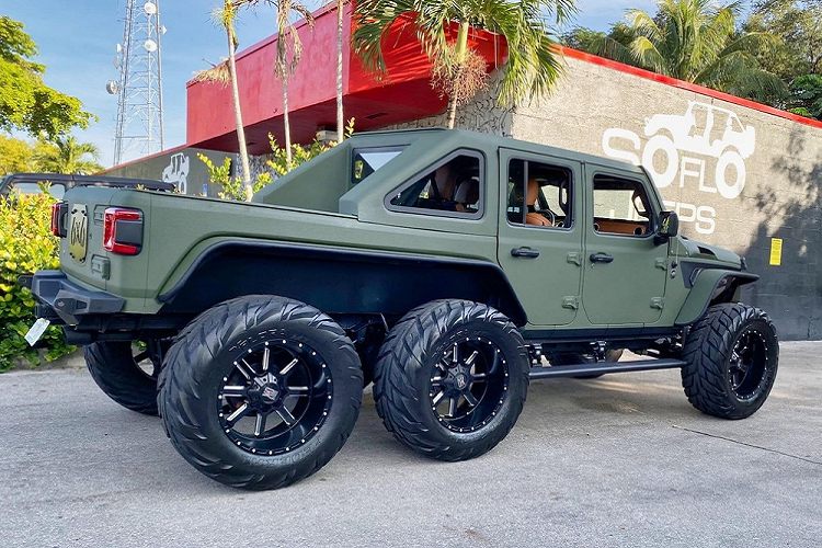 Thế nhưng, thế giới off-road cũng có tồn tại một nhóm nhỏ ưa chuộng xe có trục cơ sở dài với không chỉ 4 mà là 6 bánh. Mercedes-AMG G63 6x6 được coi là người đi tiên phong xu hướng này, nhưng nhiều cái tên khác đã chạy theo nó, với Hennessey có cung cấp một số phiên bản xe 6x6 bao gồm VelociRaptor 6x6 dựa trên F-150 Raptor.