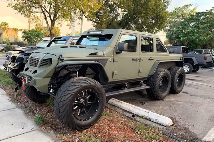 Bên dưới nắp capô là một động cơ dầu tăng áp V6 dung tích 3.0 lít kết hợp với một mô tơ điện. Trong khi nhà sản xuất không công bố rõ con số mã lực, nhưng tổ hợp máy móc này có sản tất cả 949 Nm mô-men xoắn cực đạ, truyền tới tất cả 6 lốp xe đi mọi địa hình cỡ lớn ở phía cuối thanh chống sốc Falcon và hệ thống treo nâng cỡ 5 inch.