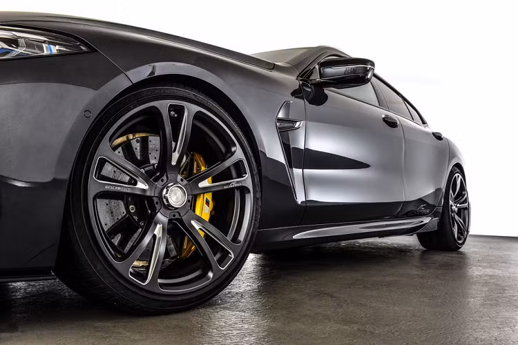 Những chiếc BMW M8 độ cũng được trang bị bộ mâm 21 inch với kích thước lốp trước và sau lần lượt là 275/30 và 285/30. Nếu không thích mâm 21 inch, khách hàng có thể cân nhắc đến tùy chọn mâm 20 inch.