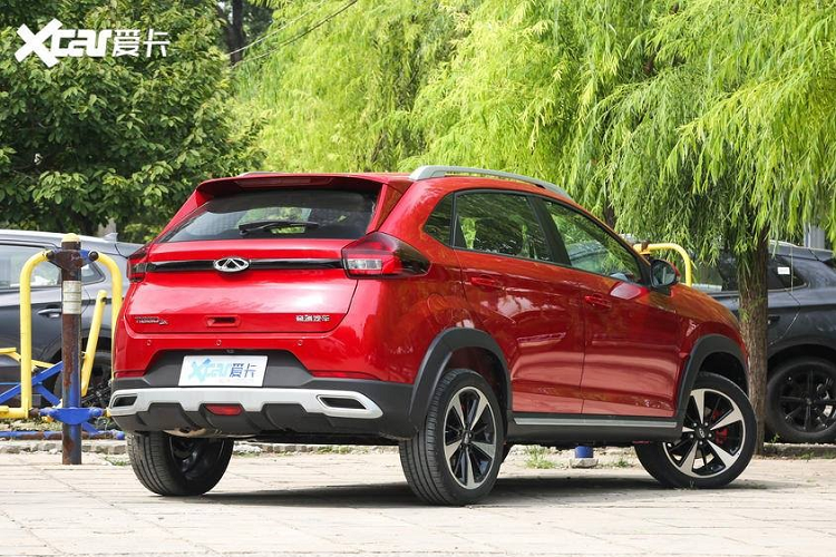 Phía bên trong, Plus mang đến một màn hình cảm ứng mới, chi tiết trang trí chất lượng cao hơn, và một hệ thống điều hòa mới nữa. Tuy nhiên, có vẻ là phần nội thất không được thuyết phục như ngoại thất. Nó dường như hơi quá bừa, hơi quá rẻ tiền, và vẫn không hề có bảng đồng hồ kỹ thuật số, một chi tiết rất phổ biến ngày nay.