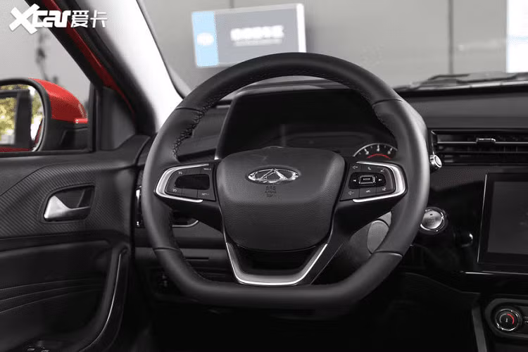 Nhiêu đó là đủ đối với một chiếc xe mang kích thước khiêm tốn như Chery Tiggo 3x Plus với chiều dài 4.200 mm, rộng 1.760 mm, cao 1.570 mm, và trục cơ sở 2.555 mm.