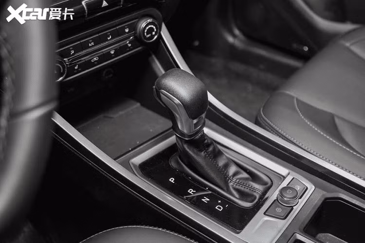 Cận cảnh cần số của Chery Tiggo 3x Plus