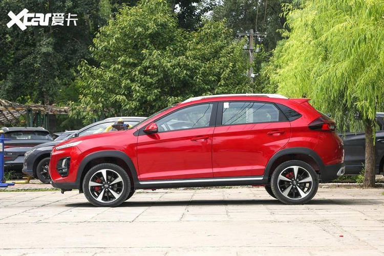 Nhìn từ bên sườn, Chery Tiggo 3x Plus trông khá bắt mắt