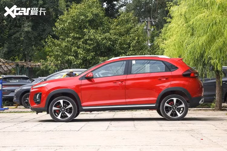 Nhìn từ bên sườn, Chery Tiggo 3x Plus trông khá bắt mắt